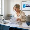 Un spécialiste de l’assurance examine en détail le dossier d’assurance automobile.
