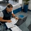Le responsable du garage analyse les chiffres pour faire le point sur la situation financière de l'établissement.