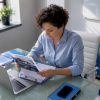 Un expert analyse un rapport de dommages sur des vitrages à son bureau.