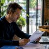 Expert-comptable indépendant, spécialisé dans la gestion des factures, travaillant en cabinet.