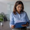 Un gestionnaire passe en revue un dossier de demande de devis d’assurance.