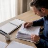 Expert en assurance en train d’examiner un dossier de sinistre pour bris de glace