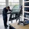 Plan de travail d’atelier avec outils de vitrerie et tablette foncée