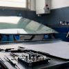 Atelier dédié au vitrage : mise à disposition des équipements spécialisés et calibrage partiel pour une précision optimale.