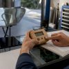 Des mains qui contrôlent le temps à l’aide d’un chronomètre