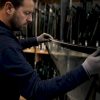 Un technicien en train de manipuler une vitre automobile