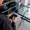 Technicien prêt à recueillir une signature numérique