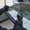 Technicien lançant un chronomètre lors de l'installation d'un pare-brise