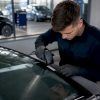 Technicien scannant le code-barres du pare-brise