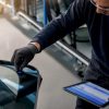 Technicien repérant une non-conformité en atelier
