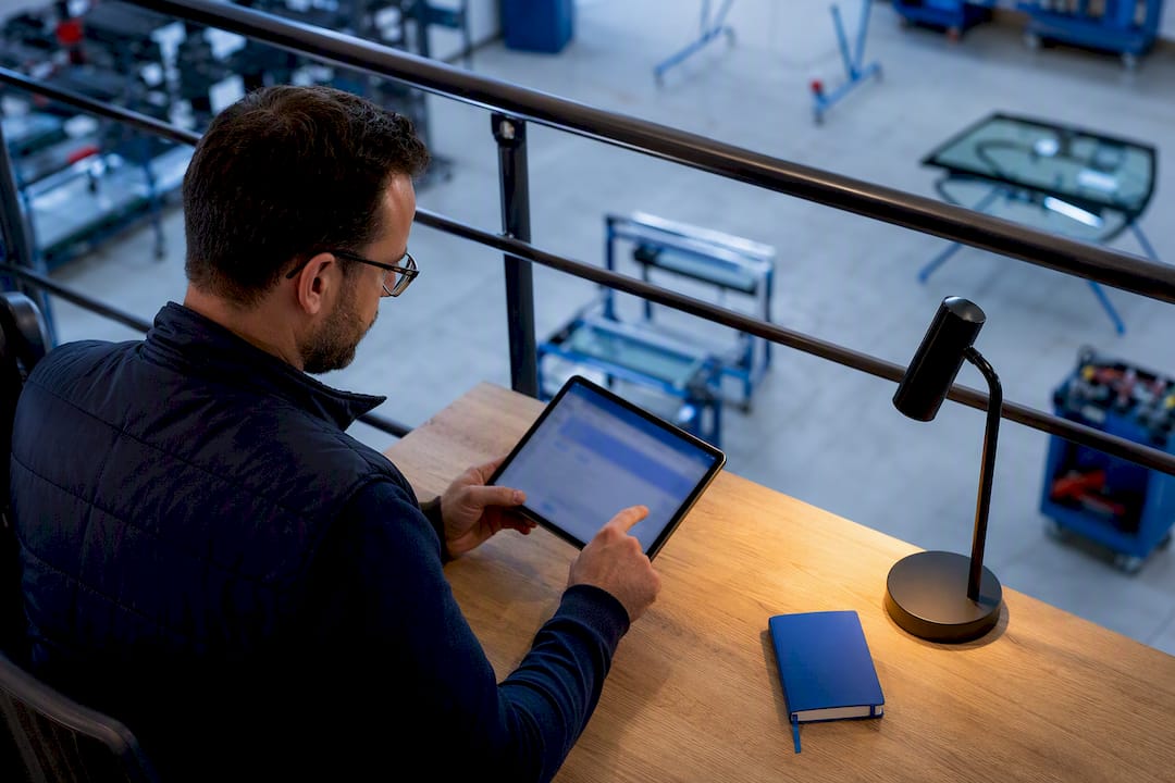 Responsable assurant la configuration des accès aux logiciels en atelier