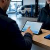 Client signant un devis sur une tablette