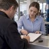 Signature d'un contrat de prêt auto