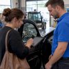 Cliente signant électroniquement lors d'un atelier de vitrage