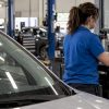 La technicienne établit un devis devant un pare-brise