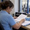 Gestionnaire examinant un dossier de casse de vitre