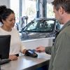 Client payant sa franchise au centre vitrage