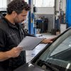 Le responsable inspecte un pare-brise installé