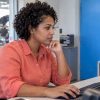 Responsable comparant deux dossiers clients